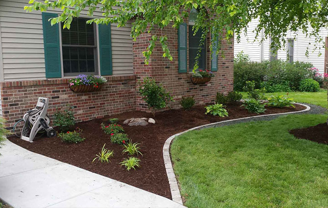 fresh mulch for front garden - Chatham, IL